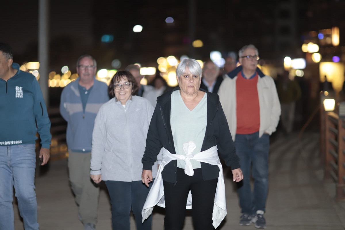 41 سائحا يتجولون بممشى الكورنيش خلال رحلتهم النيلية